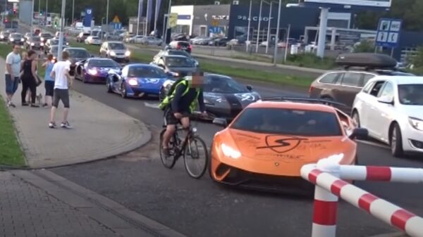 Dronken fietser niet onder de indruk van stoet supercars en ramt Lamborghini Huracán