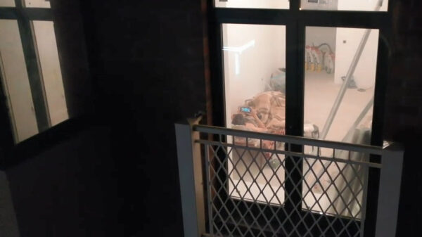 Russische spion komt rustig op 4 hoog bij je binnen gluren