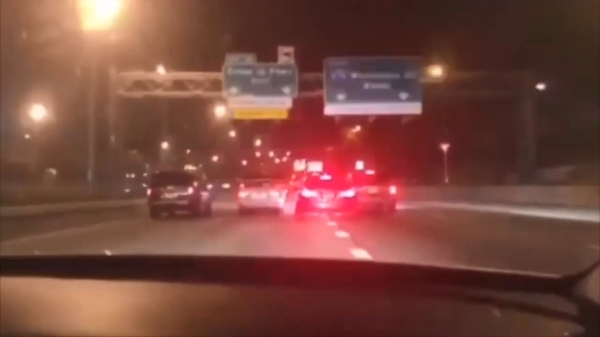BMW M5 rijdt als een malloot door het verkeer en schiet tussen 2 auto's door
