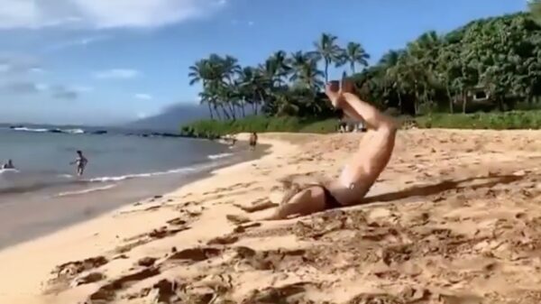 Al wormend de zee in rollen