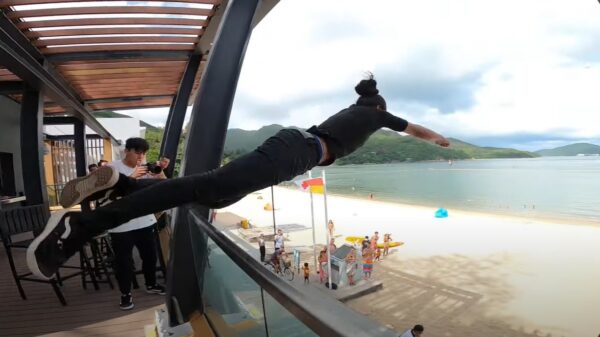 Parkourbink belandt bijna in het boodschappenmandje van een fietser