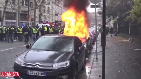 Gele hesjes helpen de stad van de liefde en romantiek helemaal naar de godver