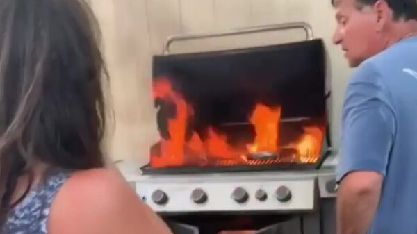 Kan iemand ff Googlen hoe je zo'n brandende bbq uit krijgt?