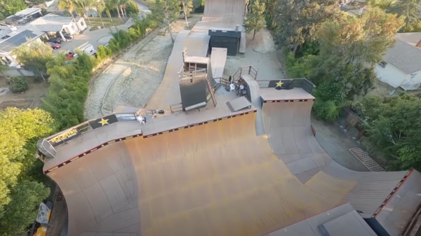 Skater Elliot Sloan gaat los in zijn zelfgebouwde skatepark