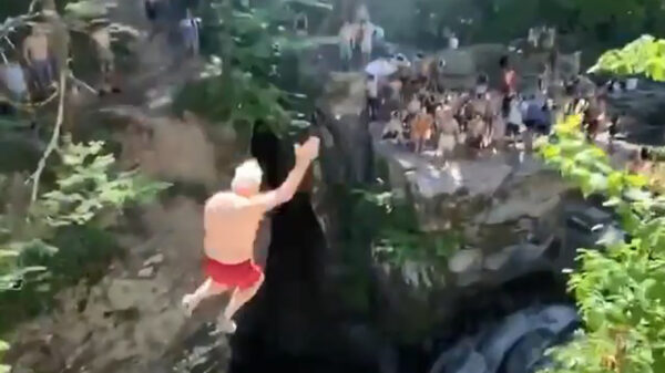 Bejaarde eindbaas met ballen van staal laat jeugd zien hoe je van een klif springt