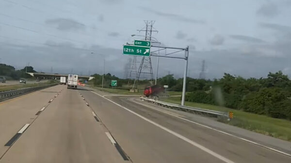 SUV verliest macht over het stuur en jumpt via een vangrail een lantaarnpaal omver