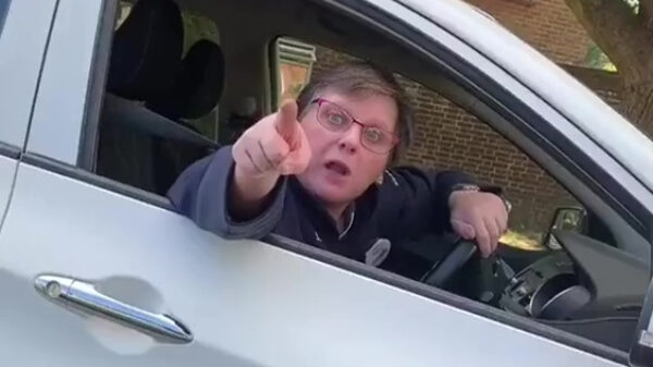 Blijkbaar moet je in je auto ook anderhalve meter afstand houden