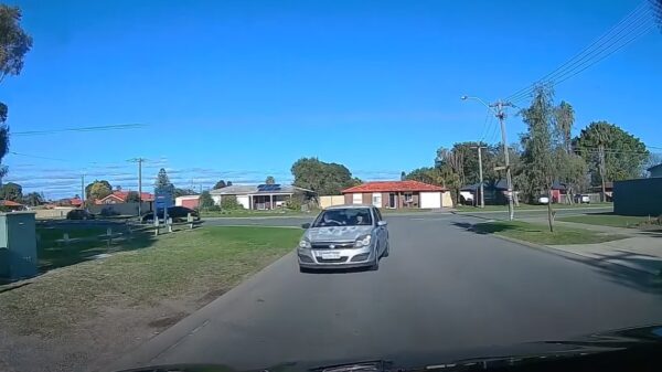 Tegemoetkomende automobilist neemt het bochtje misschien net iets té ruim