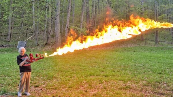 Lijpe oma gebruikt een vlammenwerper om een Chinese rol aan te steken