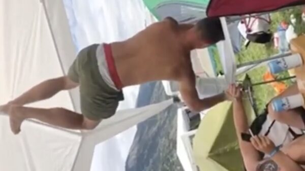 Een campingtafel is niet geschikt om op te stunten