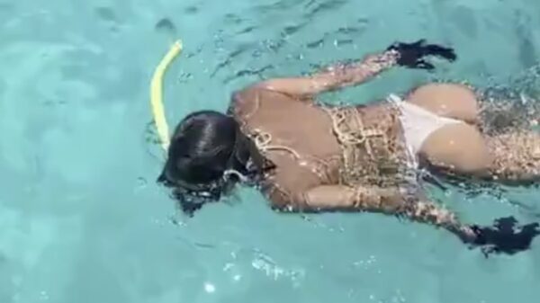 Vrienden regelen voor je snorkelende vriendin