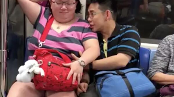 Verliefd stelletje kan in de metro niet van elkaar afblijven