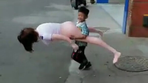 Koter heeft een nogal bijzonder speelkameraadje