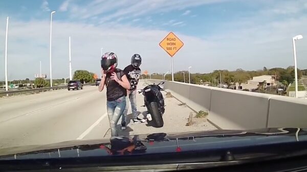Motorrijder slalomt door het verkeer, knalt op voorganger en valt van de brug