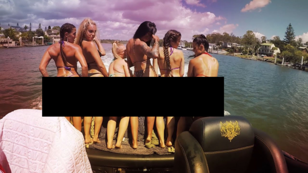 Gladjakker sjeest rond op een speedboot vol met lekkere dames