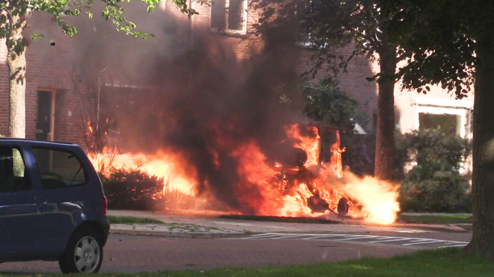 Onkruidbestrijdingswagen veroorzaakt bizarre vlammenzee in Emmeloord