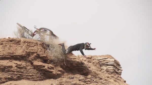 Mountainbiker komt met een pijnlijke downhill aanvliegen