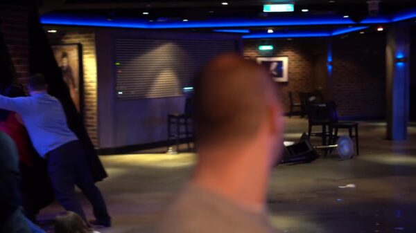 Op een cruiseschip is de bar de beste plek tijdens een storm