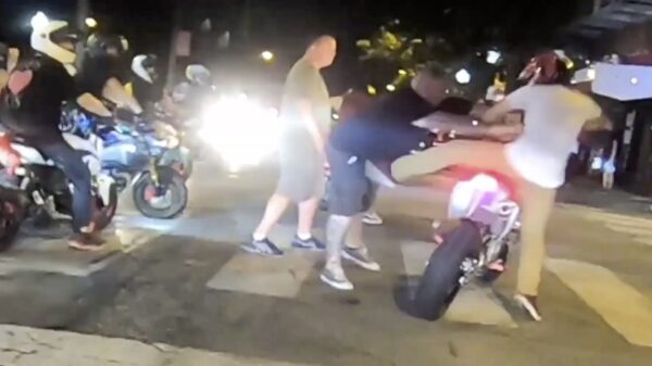 Bezopen beer is helemaal klaar met motorrijders die de weg blokkeren