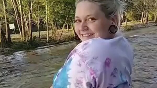 Vriendin geniet met volle teugen aan de waterkant