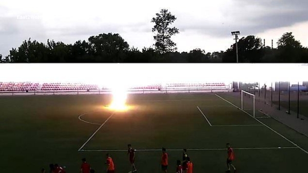 16-jarige Russische voetballer wordt op het veld geraakt door de bliksem