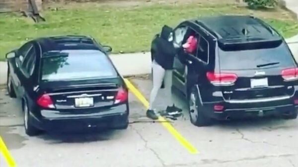 Vrouw schroeit weg als ze de auto van haar ex in de fik wil steken