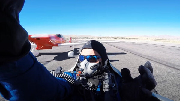 Stuntpiloot bijna onthoofd nadat 'ie te vroeg zijn kap opendoet