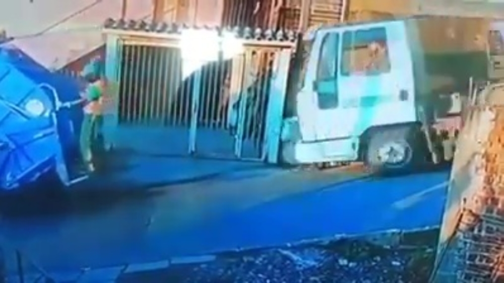 Vrachtwagen met falende remmen ramt voorliggende vuilniswagen