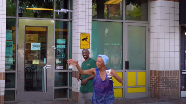 Youtuber 'Riceman' geeft daklozen geld met behulp van zijn drone