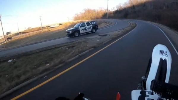 Instant karma voor motormuis die opzettelijk een wheelie maakt als hij de politie ziet