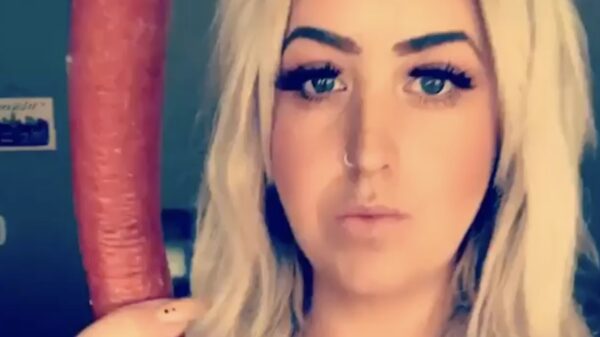 Deze dame houdt wel erg veel van worstjes