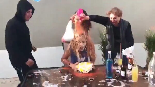 Jarige job wordt getrakteerd op een verjaardagstaart met wat extra ingrediënten