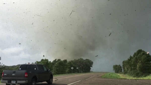 Thrill seekers willen deze tornado wel eens van dichtbij bekijken