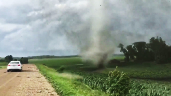 Thrill seekers willen deze tornado wel eens van dichtbij bekijken