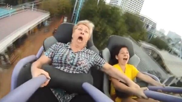 Moedertje krijgt een overdosis adrenaline tijdens een ritje in de achtbaan