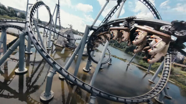 Een achtbaan achtervolgen met een racedrone levert spectaculaire beelden op