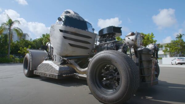 Handige Harrie bouwt een excentrieke auto gebaseerd op de Middeleeuwen