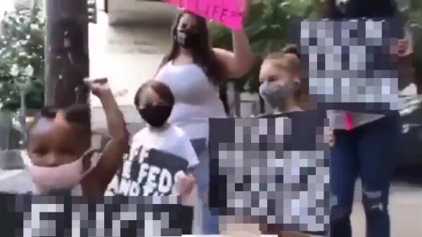 Je koters hersenspoelen lijkt in Amerika in 2020 bij de opvoeding te horen