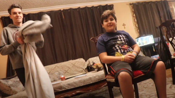 Je broertje laten geloven dat 'ie onzichtbaar is blijft heerlijk om te zien