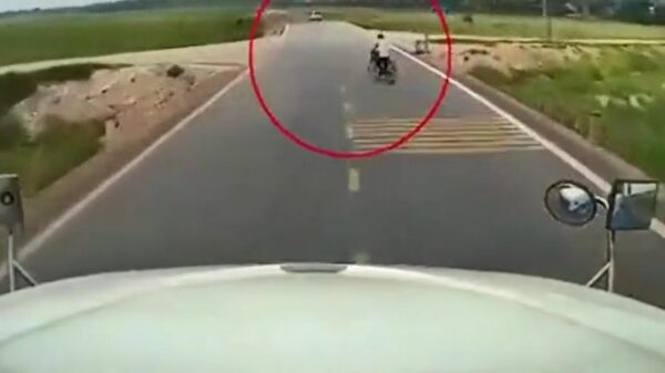 Vrachtwagenchauffeur moet uitwijken als slapende fietser zonder te kijken afslaat