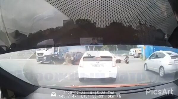 Russische chauffeur verliest controle over zijn kiepwagen en ramt auto's en gebouw