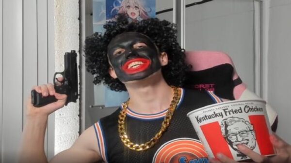 Gestoorde YouTuber trolt mensen online met racistische en haatzaaiende videoberichten