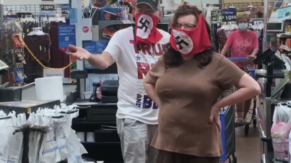 Amerikaanse stelletje draagt mondkapjes met swastika's om statement tegen Joe Biden te maken