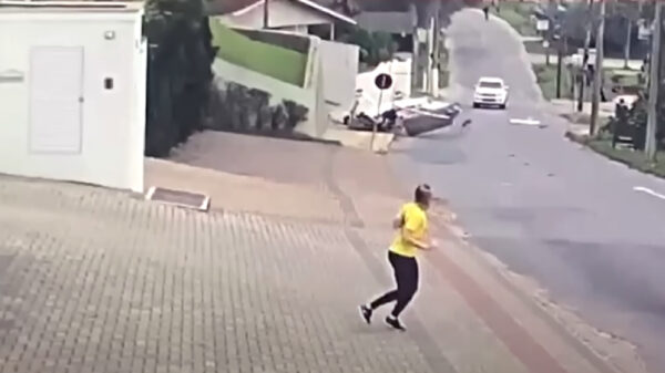 Woonwijk in het Braziliaanse Guabiruba wordt opgeschrikt door neerstortend vliegtuigje