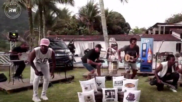 Live sambaconcert onderbroken door politie die achter drugdealers aan zit