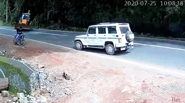 Man in India ontsnapt aan heftig ongeluk als twee voertuigen op elkaar klappen