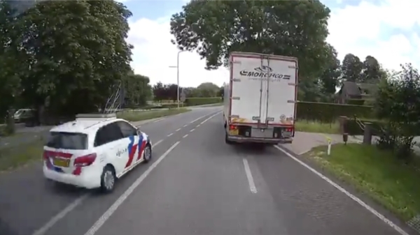 Politieauto kan nog net aan harde crash ontsnappen nadat vrachtwagen hem niet ziet