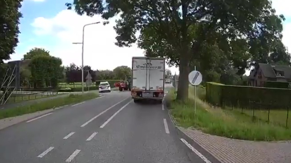 Politieauto kan nog net aan harde crash ontsnappen nadat vrachtwagen hem niet ziet