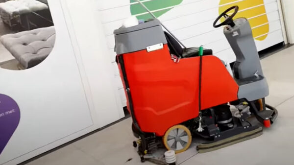 Treitervlogger KeizerEnzo jat schoonmaakmachine en rijdt rondje door Presikhaaf