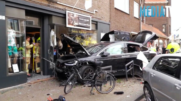 Vrouw raakt controle over Tesla kwijt en rijdt pui van winkel doormidden
